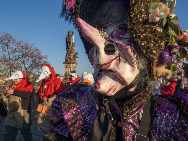 Prague Marraskuu 2018 Samettivallankumouksen Vuotisjuhla Karnevaaliparaati Kaarlen Sillalla — kuvapankkivalokuva