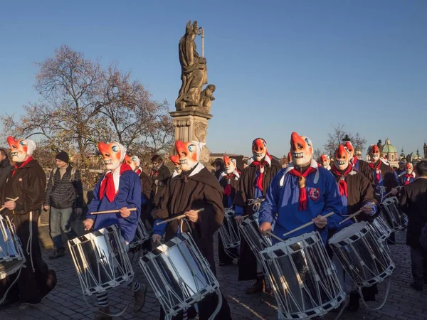 プラハ 2018 ビロード革命 カレル橋カーニバルのパレード — ストック写真