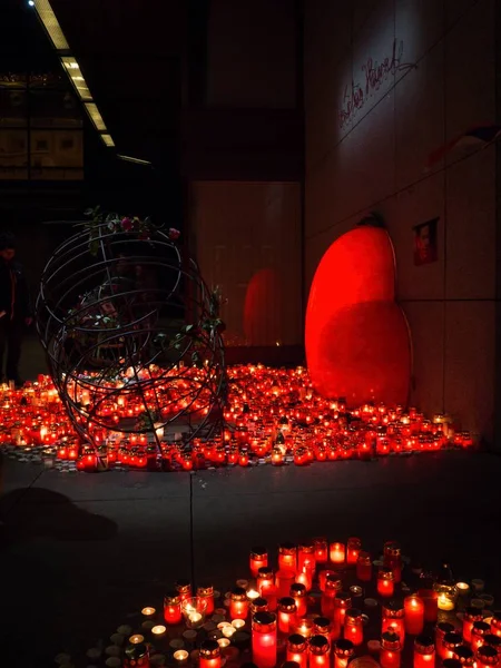 Prag - 17 Kasım 2018: Kadife Devrim 29 yaşını kutluyor. Gül ve heykeltıraş büyük bir kalp şeklinde Kurt Gebauer tarafından yüklemesinin önce Vaclav Havel Meydanı ' nda mumlar yanan. Gece vurdu.