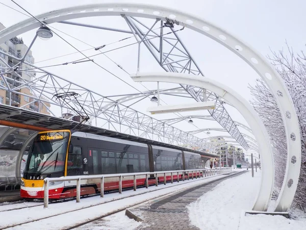 雪に覆われた停止でプラハ 2019 路面電車 — ストック写真