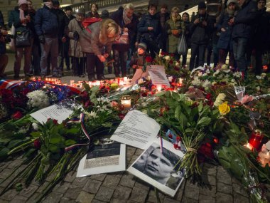 Prag - 16 Ocak 2019: Jan Palach ve Jan Zajic Anıtı önünde kendini Jan Palach'ın yıldönümünde Prag'da Ulusal Müzesi.