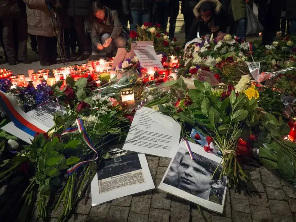 Prag - 16 Ocak 2019: Jan Palach ve Jan Zajic Anıtı önünde kendini Jan Palach'ın yıldönümünde Prag'da Ulusal Müzesi.