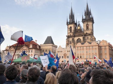 Prag'daki Oldtown Meydanı'nda protestolar