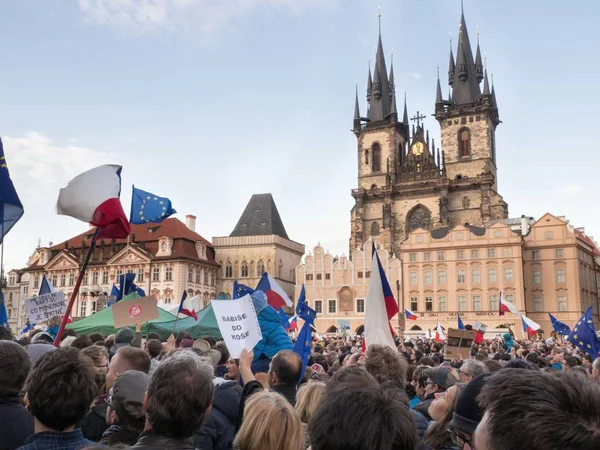 Prag'daki Oldtown Meydanı'nda protestolar — Stok fotoğraf