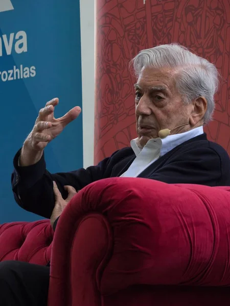 Nobelprijs Laureat in de literatuur Mario Vargas Llosa op boek wor — Stockfoto