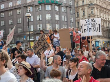 Prag'daki Wenceslas Meydanı'nda protestolar