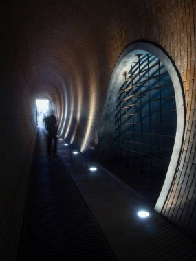 Czech mimarı Josef Pleskot 'un Prag C' deki Geyik Hendeğinde tünel