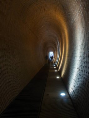 Czech mimarı Josef Pleskot 'un Prag C' deki Geyik Hendeğinde tünel