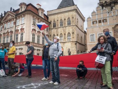 PRAGE - 9 Haziran 2020: Binlerce insan Eski Kasaba Meydanı 'nda Andrei Babi hükümetine karşı protesto yapıyordu.