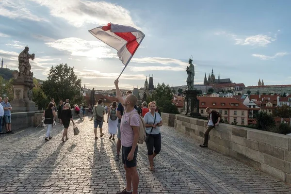 プラハ 2020年8月23日 ベラルーシの民主主義と人権を支援するために プラハのチャールズ橋に人間の鎖を形成する人々 — ストック写真