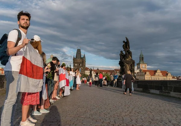 プラハ 2020年8月23日 ベラルーシの民主主義と人権を支援するために プラハのチャールズ橋に人間の鎖を形成する人々 — ストック写真