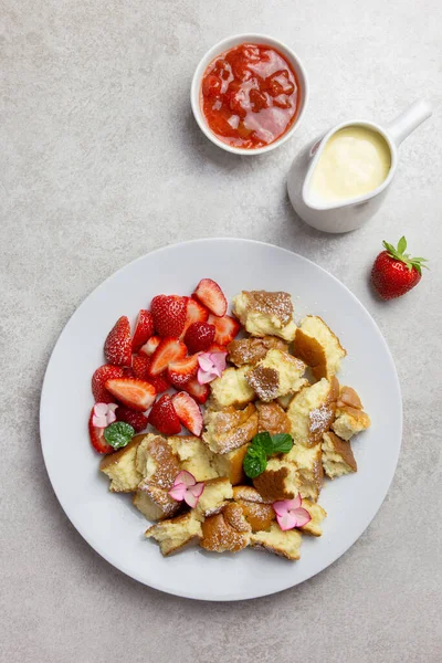 Kaiserschmarren Nebo Kaiserschmarrn Tradiční Rakouský Nebo Německý Sladký Dezert Bobulí — Stock fotografie