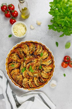 Sağlıklı ev yemeği konsepti. Pişmiş organik sebzeler. Geleneksel Fransız yemeği ratatouille beyaz bir fırın kabında hafif bir arka planda. Üst görünüm.