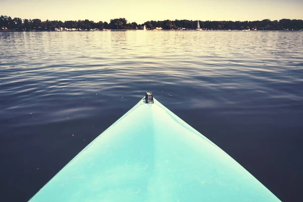 在静止的湖面上划上一只皮艇 彩色色调的图片 选择性对焦 — 图库照片