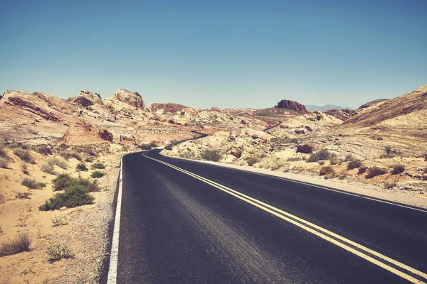 Ρετρό Στυλιζαρισμένη Εικόνα Από Ένα Έρημο Δρόμο Έννοια Του Ταξιδιού — Φωτογραφία Αρχείου