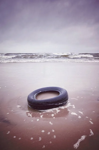 Neumático Goma Negro Viejo Dejado Una Playa Concepto Contaminación Ambiental — Foto de Stock