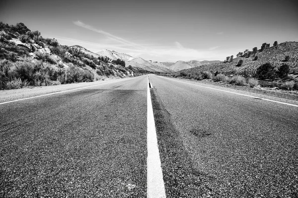 Černobílý Obraz Opuštěné Silnice Death Valley Kalifornie Usa — Stock fotografie