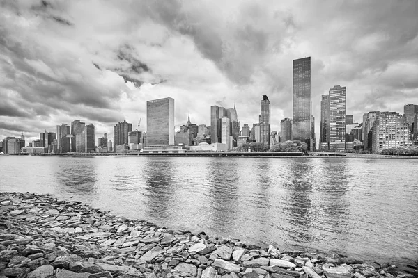黒と白の写真ニューヨーク市のスカイラインのルーズベルトの島は アメリカからの眺め — ストック写真