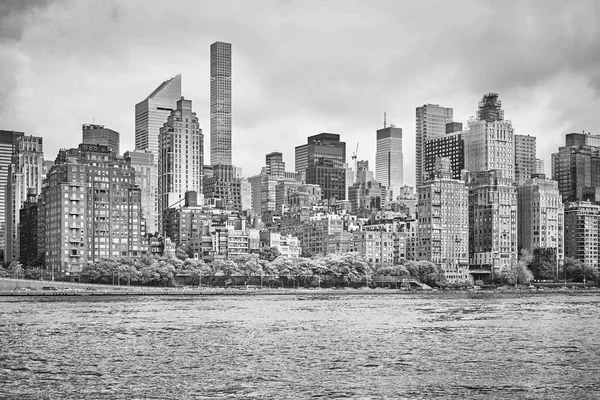 黒と白の写真ニューヨーク市のスカイラインのルーズベルトの島は アメリカからの眺め — ストック写真