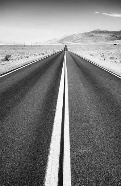 Černobílý Obrázek Pouštní Silnice Zaměření Asfaltu Cestovní Pozadí Usa — Stock fotografie