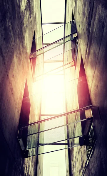 Futuristische Stege Aus Glas Gegen Die Sonne Farbgebung Aufgetragen — Stockfoto