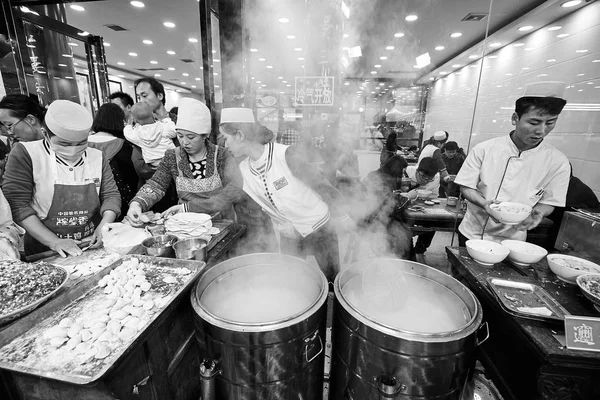 イスラム教徒地区に その文化や食べ物で有名なよく知られている観光サイト西安 2017 ストリート食品の調製 — ストック写真