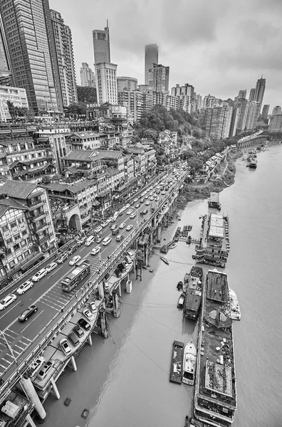 雨の日に重慶 2017 都市のウォーター フロント 市は上流の長江流域の経済の中心地です — ストック写真