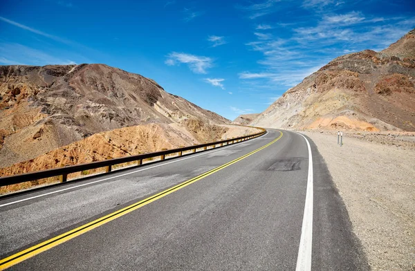 砂漠の道は 旅行の概念の画像 — ストック写真