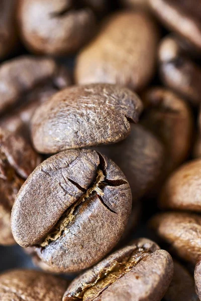 关闭新鲜烘焙咖啡豆的图片 浅景深 — 图库照片