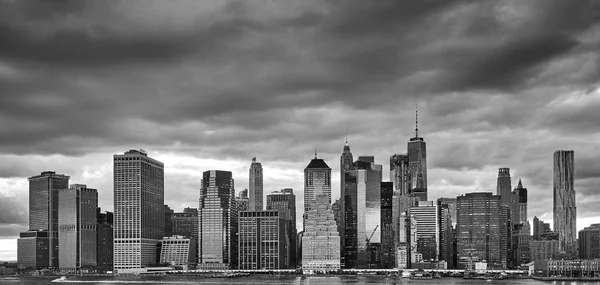 Schwarz Weißes Manhattan Panoramabild Mit Stürmischem Himmel New York City — Stockfoto