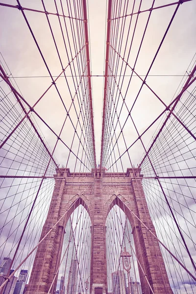 ブルックリン橋を見上げて 色トーンの画像 ニューヨーク市 アメリカ合衆国 — ストック写真