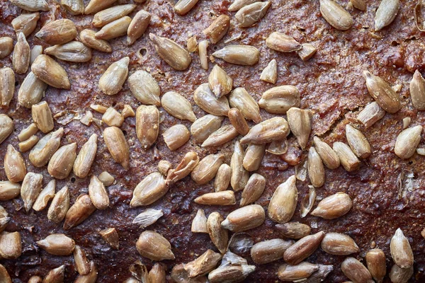 Immagine Ravvicinata Una Crosta Pane Integrale Con Semi Girasole Messa — Foto Stock