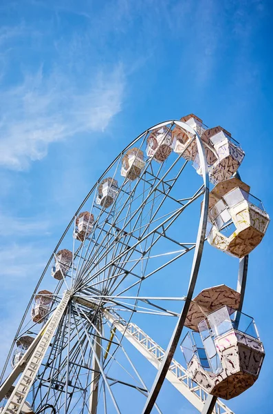 Image Une Grande Roue Contre Ciel Bleu — Photo