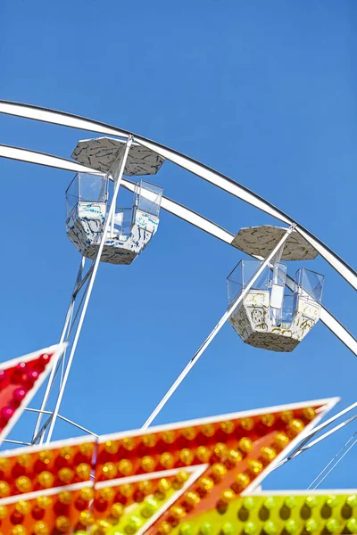 Pariserhjul Nöjespark Mot Den Blå Himlen — Stockfoto