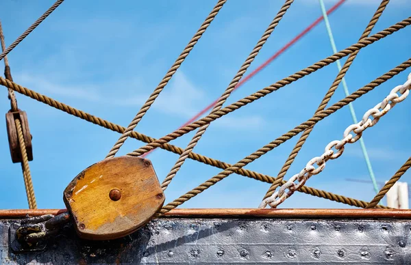 关闭旧帆船的图片木制滑轮 选择性聚焦 — 图库照片