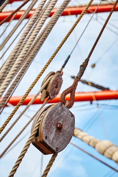 Eski Gemi Ahşap Makara Seçici Odak Yelken Resmi Kapatın — Stok fotoğraf