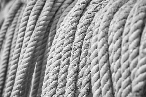 Черно Белая Фотография Старых Веревок Лодки Выборочная Фокусировка Морской Фон — стоковое фото