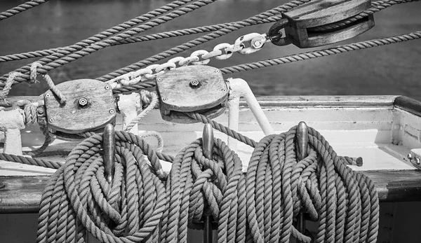 黒と白の画像の古い帆船用リギング — ストック写真