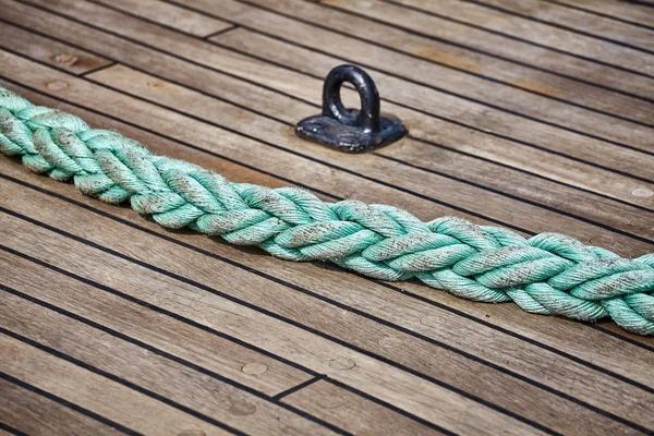 古い帆船木製の太いロープをグリーン デッキの選択と集中 — ストック写真