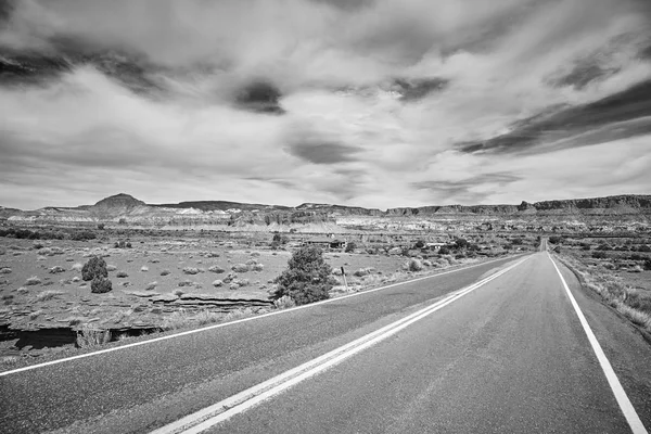 美国犹他州国会礁国家公园风景大道黑白图片 — 图库照片
