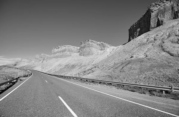 美国犹他州一条风景秀丽的公路黑白图片 — 图库照片