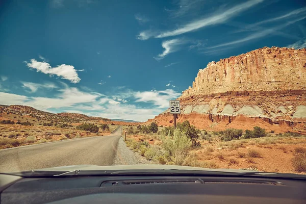 Retro Getöntes Bild Einer Straße Durch Eine Windschutzscheibe Gesehen Reisekonzept — Stockfoto