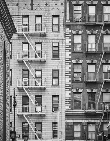 Imagen Blanco Negro Edificios Residenciales Con Salidas Incendios Nueva York —  Fotos de Stock