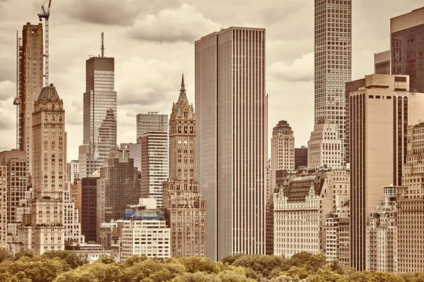 Sepia getinte foto van de skyline van Manhattan. — Stockfoto