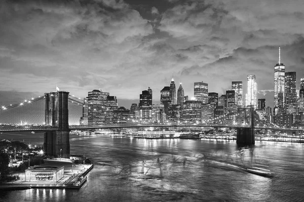 Foto Blanco Negro Del Paisaje Urbano Nueva York Por Noche —  Fotos de Stock