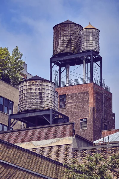 在屋顶上的水箱 纽约市的标志之一 彩色色调的图片 — 图库照片