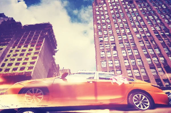 New York Bir Birikintisine Renk Sarı Taksi Yansıyan Bozuk Görünümü — Stok fotoğraf