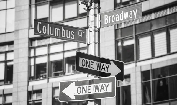 黑白相间图片百老汇和哥伦布圆环街道名字标志 — 图库照片