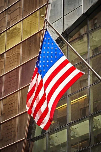 美国纽约一座现代建筑前的国旗 — 图库照片