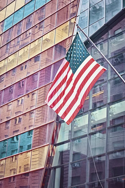 Tonas Färgbild Amerikansk Flagga Framför Modern Byggnad New York City — Stockfoto